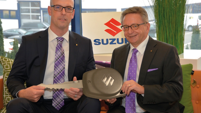 Hanspeter Bachmann (rechts) übergibt die Suzuki Geschäftsleitung an seinen Nachfolger Stefan Gass